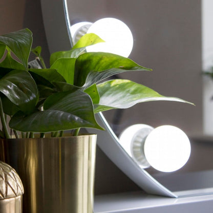 Round Hollywood Vanity Mirror with Lights